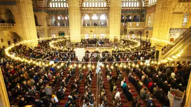 Ilustrasi mendengar teks khutbah Idul Fitri