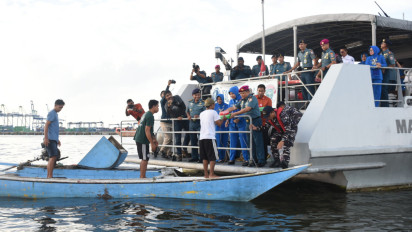 Danlantamal VI  Pantau Jalur Laut Sambil Berbagi Takjil Ke Nelayan