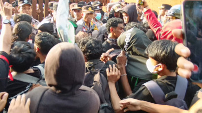 Aksi Unjuk Rasa Mahasiswa Tolak Revisi UU TNI di Kantor DPRD Kota Mojokerto, Diwarnai Kericuhan