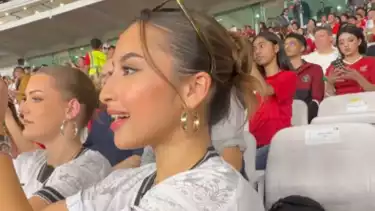 Jennifer Coppen menyaksikan laga Timnas Indonesia Vs Bahrain di SUGBK, Selasa (25/3/2025)