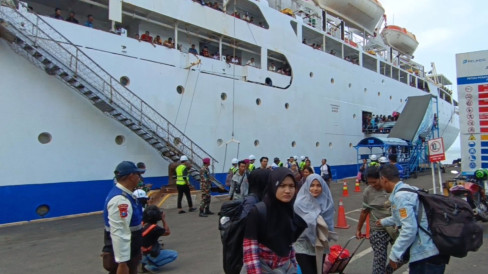 Penumpang Kapal Laut Padati Terminal GSN Pelabuhan Tanjung Perak Jelang ...