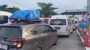 Antrean kendaraan di Gerbang Tol Pejagan, Brebes - Jawa Tengah, akibat banyak kendaraan pemudik kehabisan e-Toll, Rabu (26/3/2025).
