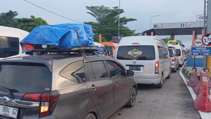 H-5 Lebaran, Antrean Kendaraan di GT Pejagan Brebes Akibat Pemudik Kehabisan Saldo e-Toll