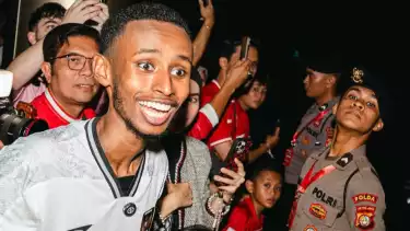 Mohamed Rashid, bule atau YouTuber Muslim asal Belanda pada laga Timnas Indonesia kontra Bahrain