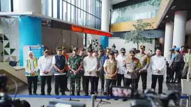 Kapolri Jenderal Listyo Sigit Prabowo saat meninjau terminal eksekutif Pelabuhan Merak, Banten pada Rabu (26/3/2025).