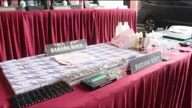 Polisi menggerebek laboratorium narkotika jenis baru yaitu berbentuk vape yang berada di sebuah apartemen mewah, Season City, Jakarta Barat.