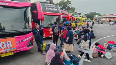 Ribuan pedagang warmindo di Yogyakarta mengikuti mudik gratis di Stadion Mandala Krida, Rabu (26/3/2025).