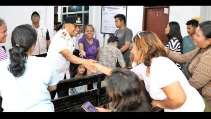 Kunjungi Warga Yang Terdampak Banjir Di Parapat, Bupati Salurkan Bantuan Dari Kemensos