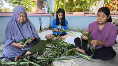 Jelang Idul Fitri 1446 H, Pesanan Anyaman Ketupat Meningkat Tajam