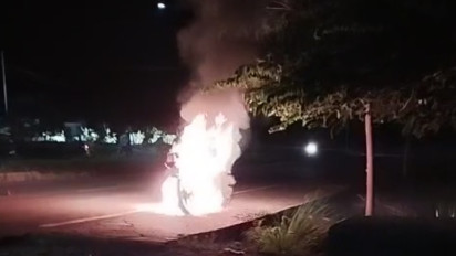 Dikira Pelaku Begal Padahal Polisi, Warga Bakar Sepeda Motor