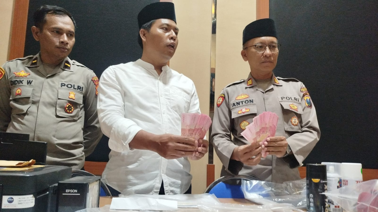 Tiga Pengedar Uang Palsu Ditangap Polres Batu saat Beraksi
            - galeri foto