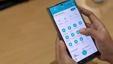 Ilustrasi pelanggan rumah tangga sedang menikmati layanan kelistrikan melalui aplikasi PLN Mobile.