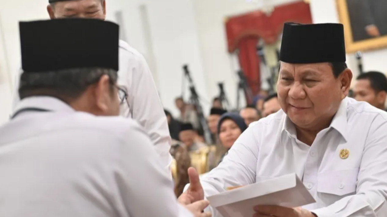 Prabowo-Gibran Bayar Zakat dari Istana
            - galeri foto