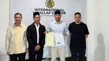 Ayah calon pemain naturalisasi Timnas Indonesia, Miliano Jonathans, Dennis Jonathans mualaf di Jakarta