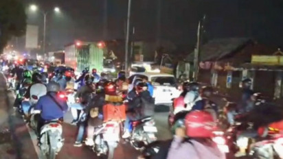 Keluhkan Jalur Mudik Karawang Banyak Jalan Berlubang, Pemudik Bermotor: Terjebak Jalan Rusak
