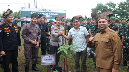 Cegah Potensi Karhutla, Rocky Gerung Bersama Polda Riau Lakukan Aksi Tanam Pohon