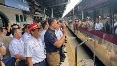Momen AHY, Wamen BUMN dan Dirut KAI Sapa Pemudik di Stasiun Pasar Senen: Hati-Hati Ya, Salam Buat Keluarga