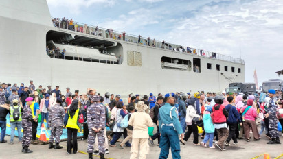 Ribuan Pemudik Kapal Gratis Tiba di Pelabuhan Tanjung Mas Semarang dengan KRI Banjarmasin