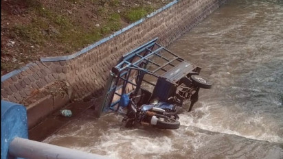 Diseruduk Mobil dari Belakang, Motor Roda Tiga Milik Tukang Sayur Kecebur Sungai