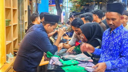 Jelang Hari Raya Idulfitri 1446 H, Toko Sarung di Pusat Kota Sidoarjo Diserbu Pengunjung
