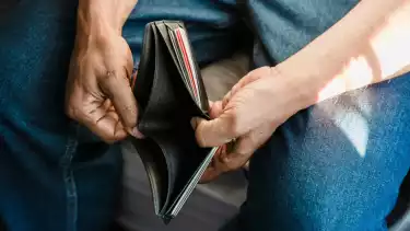 Ilustrasi dompet kosong tanda rezeki seret