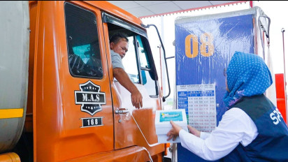 2.000 Paket Takjil Dibagikan ke Tenaga Kerja Bongkar Muat dan Sopir Truk