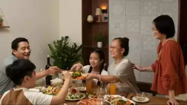 ilustrasi kumpul-kumpul keluarga saat lebaran Idulfitri.