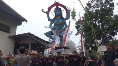 Keseruan Pawai Ogoh-ogoh di Jombang, Ada Tradisi Berebut Tumpeng Sayuran dan Hasil Bumi