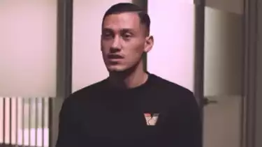 Kapten Timnas Indonesia, Jay Idzes saat diwawancarai Serie A