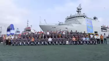 Mudik Lebaran Gratis, BAZNAS RI dan TNI AL Lepas Keberangkatan KRI Banjarmasin 592.