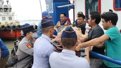 Seorang Awak Kapal di Pelabuhan Gresik Ditemukan Pingsan, Dievakuasi Petugas ke Rumah Sakit