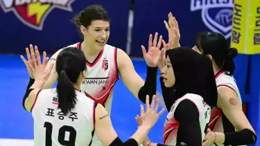 Megawati Hangestri bersama pemain Red Sparks dalam laga melawan Hyundai Hillstate.