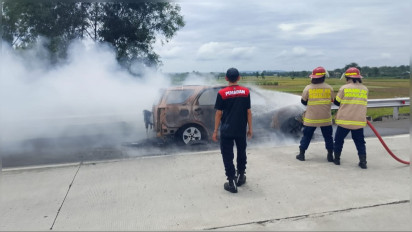 Diduga Korsleting pada Kelistrikan, Minibus Hangus Terbakar di Ruas Tol Nganjuk