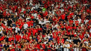 Suporter Timnas Indonesia di SUGBK saat melawan Bahrain