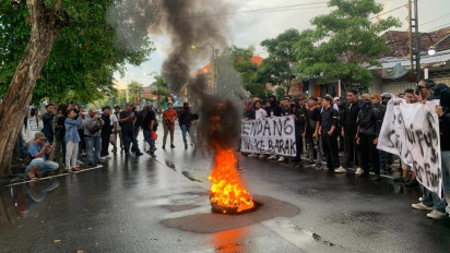 Aksi Turun Jalan Mahasiswa Jombang Tuntut Cabut Revisi UU TNI, Diwarnai Bakar Ban di Depan Kantor DPRD