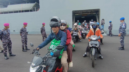 315 Pemudik Tiba di Surabaya dengan Kapal Perang KRI Banjarmasin-592