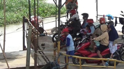 Jalur Alternatif Perahu Tambang di Sungai Brantas Jombang Jadi Primadona Pemudik H-1 Lebaran