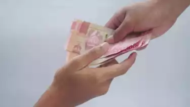 Ilustrasi menukar uang baru menjelang Lebaran