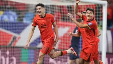 Penyerang China, Behram Abduweli saat membobol gawang Timnas Indonesia