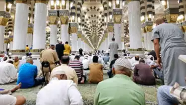 Ilustrasi mendengar teks khutbah Idul Fitri