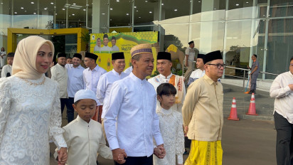 Hari ini, Bahlil Lahadalia dan Keluarga Laksanakan Salat Idulfitri di Masjid DPP Golkar