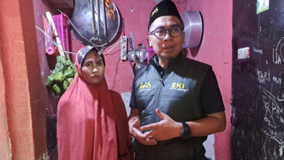 Mentan Amran Beri Modal Usaha untuk Ibu Pemanjat Tali Kapal