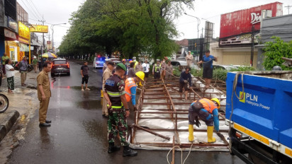 Diterjang Angin Kencang Papan Reklame Roboh Tutup Akses Jalan Raya Surabaya-Malang