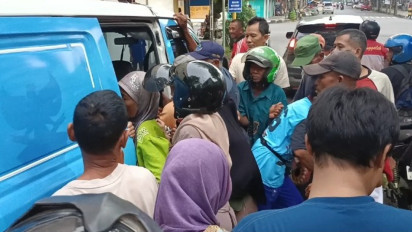 Pembagian Roti Lebaran Jadi Rebutan di Trenggalek