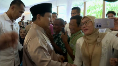 Momen Prabowo Salami Ratusan Warga di Acara Open House Istana Negara