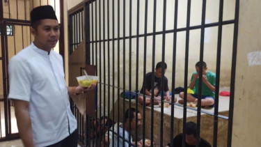 Polisi Makan Bareng Tahanan saat Idulfitri