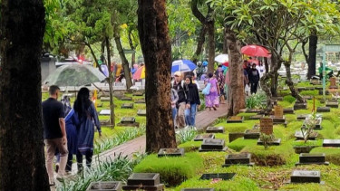 TPU Karet Bivak Tetap Ramai Meski Gerimis, Peziarah: Tuhan Baik Ya...