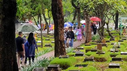 TPU Karet Bivak Tetap Ramai Meski Gerimis, Peziarah: Tuhan Baik Ya...