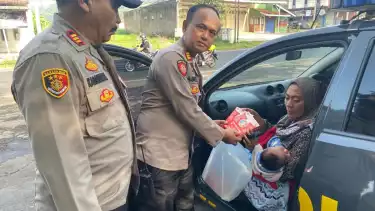 Seorang ibu dan bayi berusia empat bulan asal Pangalengan, Bandung ditinggalkan di Masjid Besar Ciawi, Kabupaten Tasikmalaya saat akan mudik ke Ciamis, Selasa (1/4/2025) pagi.