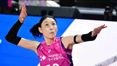 Aksi spike Kim Yeon-koung dalam pertandingan final Liga Voli Korea antara Pink Spiders vs Red Sparks.